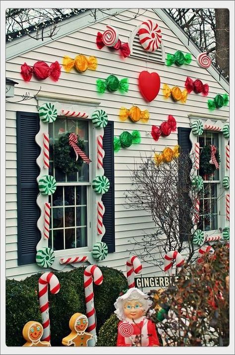 105 Ridiculously Easy Crafts to Make & Sell for Money (Tutorials Included) Candy Cottage, Diy Christmas Lights, Gingerbread Christmas Decor, Gingerbread House Decorations, Candy House, Candy Theme, Christmas Yard Decorations, Candy Decorations, Party Candy