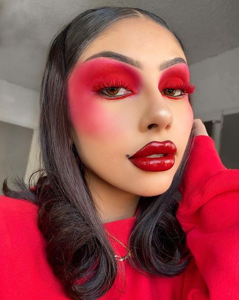 Red Makeup Ideas, Red Eyeshadow Looks, Sending Positive Vibes, Nice Makeup, Cute Eyeshadow Looks, Red Eyeshadow, Cool Makeup Looks, Red Makeup, Stage Makeup