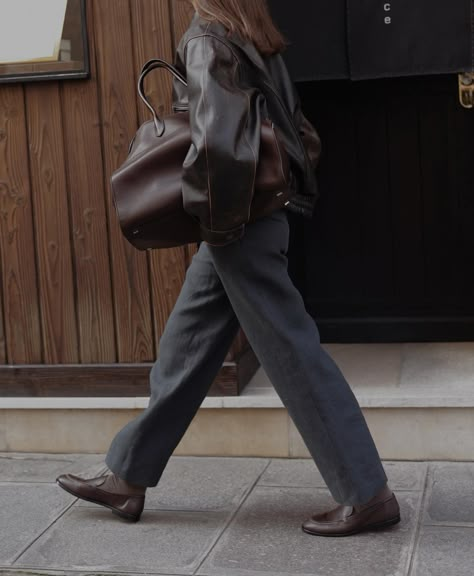 Casual Brown Leather Bag Outfit, Style Bob Haircut, Brown Bag Outfit, Leather Bag Outfit, Minimalist Chic Fashion, Bag Editorial, Office Ootd, Tote Leather Bag, Haute Couture Shoes