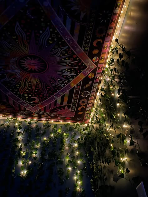 Tapestry Bedroom Ceiling, Tapestry On Ceiling Bedrooms, Ceiling Tapestry Ideas, Vibey Bedroom Aesthetic, Organization Closet Storage, Tapestry Bedroom Aesthetic, Bedroom Platform, Throw Pillow Ideas, Closet Storage Solutions