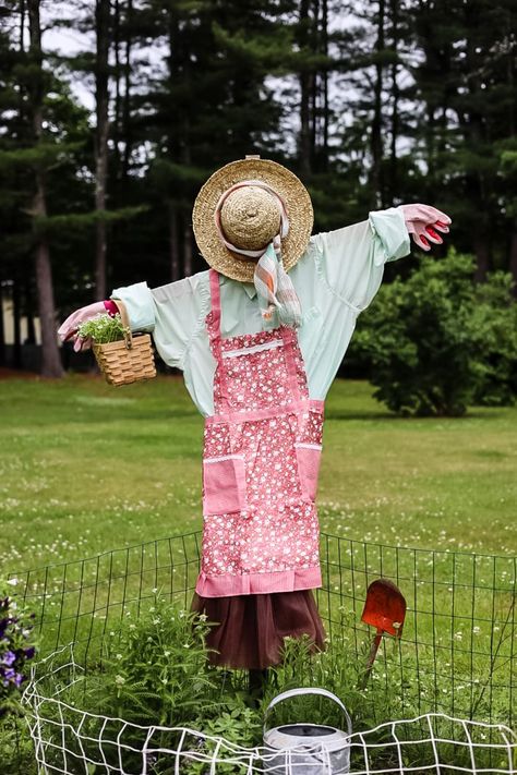 Here is a fun way to add some whimsy to your garden. I’ll show you how to create your own garden girl scarecrow… but she may be too cute to scare... The post Create Your Own Garden Girl Scarecrow appeared first on Cottage On Bunker Hill. Wheelbarrow Scarecrow, Girl Scarecrow, Garden Scarecrow, Wood Scarecrow, Make A Scarecrow, Scarecrows For Garden, Diy Scarecrow, Homestead Ideas, Garden Obelisk