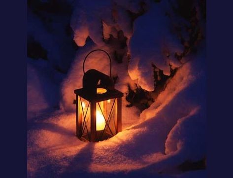 Lantern In The Dark, Snow Lantern, Lantern Photography, Winter Schnee, Magical Winter, Winter Light, Winter Magic, Winter Scenery, Winter Beauty