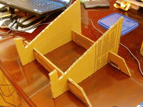 Cardboard Techniques, Cardboard Laptop, Cardboard Figures, Diy Laptop Stand, Laptop Diy, Easy Diy Home Projects, Correct Posture, Diy Laptop, Cardboard Box Crafts