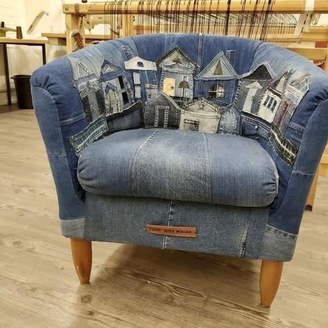 Denim Chair, Denim Furniture, Återvinna Jeans, Patchwork Furniture, Recycling Jeans, Diy Furniture Upholstery, Jeans Ideas, Upholstery Ideas, Denim Projects