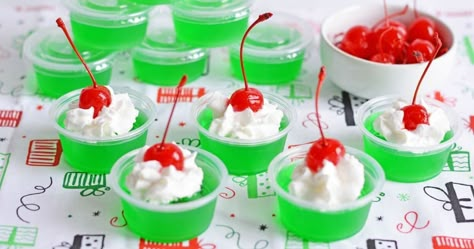 Grinch Jello Shots are a tasty and festive adults-only Christmas shot recipe made with Lime jello and silver tequila. Grinch Jello Shots, Grinch Jello, Fireball Cupcakes, Hot Chocolate Cookie Cups, Grinch Cocktail, Cupcakes Princess, Finger Food Catering, Flavored Iced Tea, Flavored Iced Tea Recipes