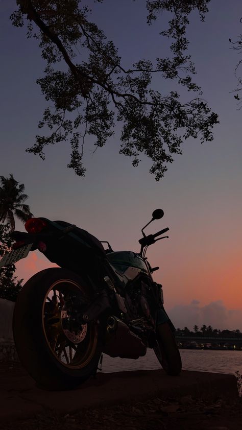 Kawasaki Z650 RS facing the sunset. Motorcycles are something else Kawasaki Ninja Bike, Bike Kawasaki, Aesthetic Bike, Ninja Bike, Ninja Wallpaper, Moto Yamaha, Kawasaki Ninja 650, Image Moto, Z Wallpaper