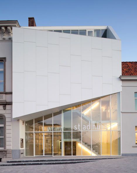 town hall in the Belgian municipality of Harelbeke Architecture Cool, Retail Facade, White Building, Glass Facades, Salou, Building Facade, Architecture Exterior, Facade Architecture, Facade Design