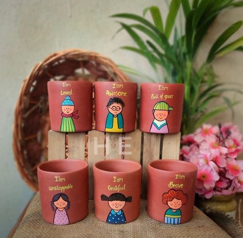 Return Gifts For Kids, Bottle Designs, Buddha Art Drawing, Big Rangoli, Painted Pots Diy, Clay Planters, Return Gifts, Glass Bottles Art, Clay Wall Art