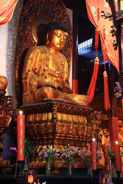 Jade Buddha Temple | The Jade Buddha Temple (玉佛禅寺) is a Buddhist temple in Shanghai, China. As with many modern Chinese Buddhist temples, the current temple draws from both the Pure Land and Chan traditions of Mahayana Buddhism. It was founded in 1882 with two jade Buddha statues imported to Shanghai from Burma. Chinese Buddhist Temple, Buddhism Aesthetic, Chinese Buddhism, Chinese Buddha, Jade Buddha, Buddhist Temples, Chinese Temple, Buddha Temple, Mahayana Buddhism