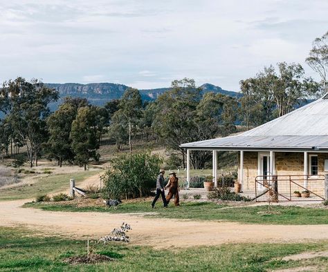 Edwina Bartholomew's farm cottage in Blue Mountains Sandstone Cottage, Le Creuset Kettle, Country Style Magazine, Australian Country, Modern Townhouse, Farm Lifestyle, Country Retreat, Farm Cottage, Purpose Driven