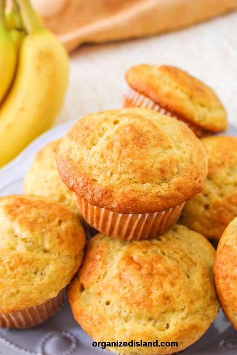 Cake Mix Banana Muffins, Easy Breakfast Bread, Cake Mix Banana Bread, Banana Cake Mix, Moist Banana Muffins, Fiesta Recipes, Cake Mix Muffins, Double Chocolate Chip Muffins, Banana Muffins Easy