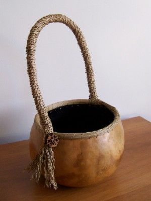 Gourd Basket with Handle Gourd Basket, Gourd Baskets, Calabash Gourd, Coconut Shell Crafts, Gorgeous Gourds, Hanging Craft Ideas, Hand Painted Gourds, Hanging Craft, Paper Wall Hanging