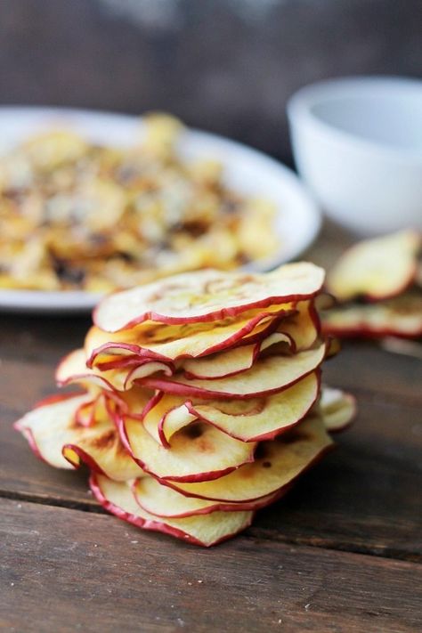 Apple chips that you can make in the microwave… | 25 Make-Ahead Snacks That Are Perfect For Traveling Healthy Microwave Meals, Dried Apple Chips, Apple Chips Recipe, Airplane Food, Fall Snacks, Apple Chips, Microwave Recipes, Make Ahead Meals, Sem Lactose