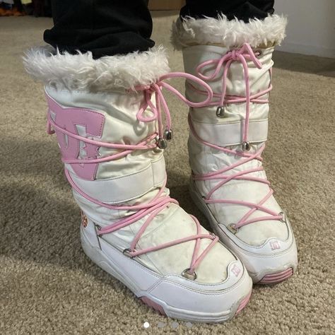 Ig:leibub Y2k Snow Boots, Dc Boots, Alt Clothes, Snow Wear, Shoe Wishlist, Swag Girl Style, Girly Shoes, Winter Girls, Moon Boots