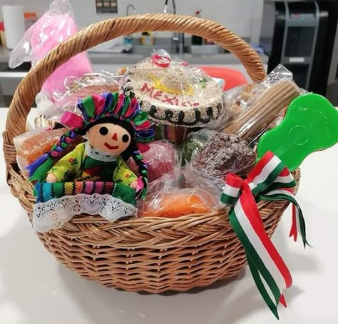 Mexican Candy Gift Basket, Mexican Gifts Ideas, Mexican Gift Basket Ideas, Mexican Cookies Recipes, Mexican Baskets, Mexican Baby Shower, Candy Gift Baskets, Quinceanera Planning, Mexican Fiesta Party