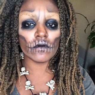 Voodoo Priestess | Community Post: 32 Jaw-Dropping Halloween Makeup Ideas Voodoo Priestess Costume, Voodoo Makeup, Witch Doctor Costume, Priestess Costume, Voodoo Party, Voodoo Costume, Makeup Crazy, Pirate Makeup, Voodoo Halloween