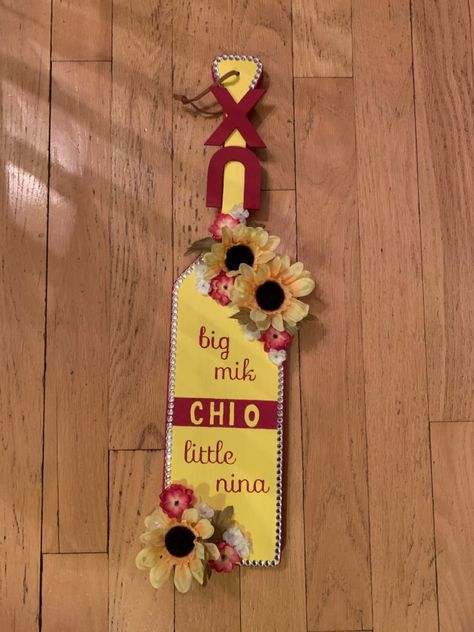 Yellow sorority paddle with sunflowers. Chi Omega. Yellow Sorority Paddle, Chi Omega Paddle, Paddle Sorority Big, Chi Omega Crafts, Paddle Sorority, Big Little Paddles, Paddle Ideas, Frat Coolers, Cooler Painting