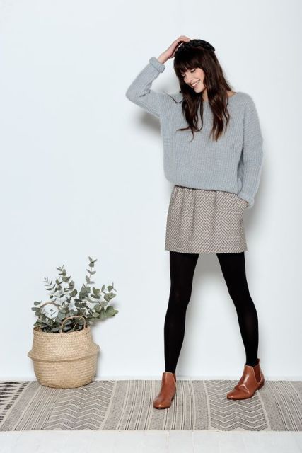 With gray sweater, printed skirt and black tights Ankle Boots Skirt, Ankle Boots With Leggings, Chelsea Boots Outfit, How To Wear Ankle Boots, Skirt Diy, Boots Outfit Ankle, Gray Sweatpants, How To Wear Leggings, Fall Leggings