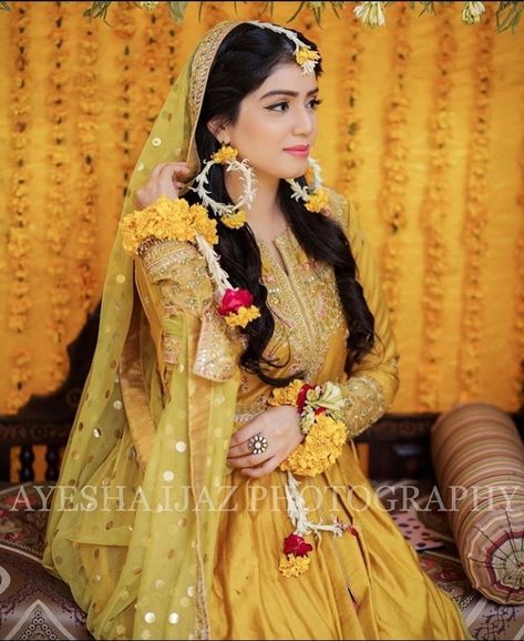 Outfits For Bridesmaid, Haldi Outfits For Bridesmaid, Mayan Outfit, Mehandi Look, Mayon Dresses, Outfit Muslim, Haldi Ceremony Outfit, Haldi Dress, Bridal Mehndi Dresses