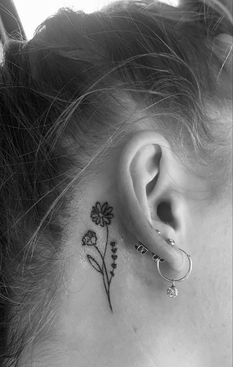 Tattoo Oreille, Minimalist Tatoos, Tatoo Rose, Rose Tattoo Behind Ear, Aster Tattoo, Aster Flower Tattoos, Noir Tattoo, Black Flowers Tattoo, Gladiolus Tattoo