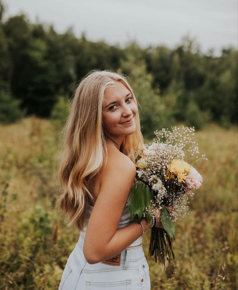 Senior Photos Bouquet, Cute Flower Photoshoot, Senior Pics Wildflowers, Senior Pictures Bouquet, Self Portraits With Flowers, Senior Pics Holding Flowers, Senior Photos Holding Flowers, Bouquet Senior Pictures, Pics With Flowers Picture Ideas