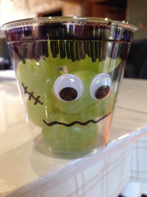 Halloween: Frankenstein Grapes Fun Halloween Party Food Ideas, Festa Hotel Transylvania, Fun Halloween Party Food, Halloween Party Food Ideas, Easy Halloween Party Food, Halloween Snacks For Kids, Recetas Halloween, Halloween Lunch, Halloween School Treats