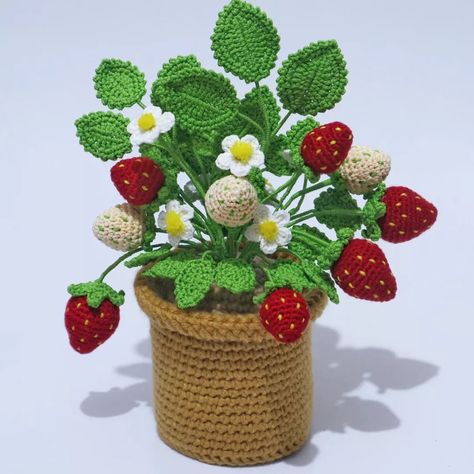 Crochet Succulent, Crochet Strawberry, Crochet Fruit, Crochet Bouquet, Step By Step Crochet, Strawberry Plants, Crochet Business, Crochet Plant, Crochet Food