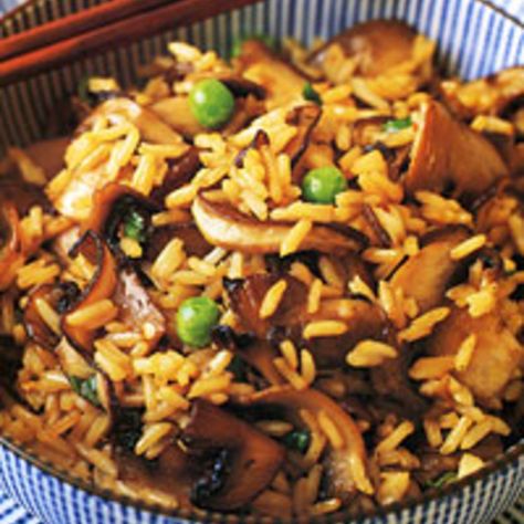 Mushroom fried rice makes a satisfying vegetarian main or side dish. It’s flavored with ginger and sesame oil and has a subtle kick from red pepper flakes. Mushroom Fried Rice, Chinese Meals, Veggie Meal, Rice Fried, Healthy Asian, Asian Rice, Mushroom Rice, Arroz Frito, Leftover Rice