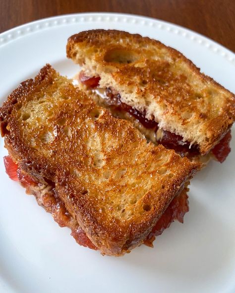 Fried Peanut Butter and Jelly Sandwich Peanut Butter Jelly Recipes, Peanut Butter Jelly Sandwich, Peanut Butter And Jelly Sandwich, Vegan Blueberry Muffins, Jelly Sweet, Fall Apple Recipes, Banana Sandwich, Salad Cream, Jelly Sandwich