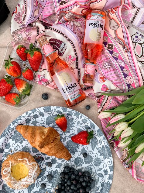 Picnic Flatlay, Amway Artistry, Strawberry Flowers, Tulips Spring, Picnic Aesthetic, Flowers Tulips, Garden Picnic, Flat Lay Photography, Spring Tulips