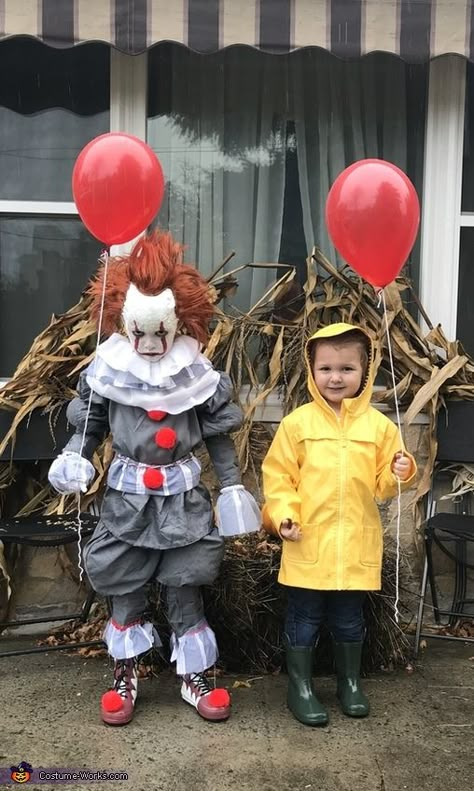 Pennywise Costume Girl, Diy Pennywise Costume, Georgie Costume, Pennywise And Georgie, Pennywise Halloween Costume, Pennywise Costume, Pennywise Halloween, Diy Fantasia, Sibling Halloween Costumes