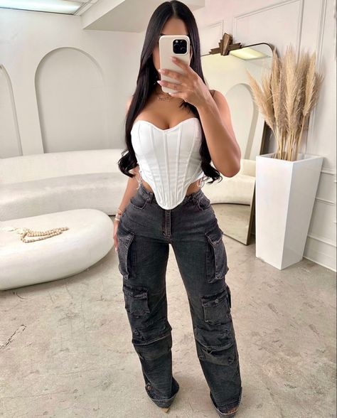 Fancy Cargo Pants Outfit, Outfit Ideas Birthday Dinner, Restaurant Dinner Outfit, Pants And Corset Outfit, Restaurant Birthday Dinner Outfit, Cargo Pants And Corset, Birthday Meal Outfit, Baddie Dinner Outfits, Corset And Jeans Outfit