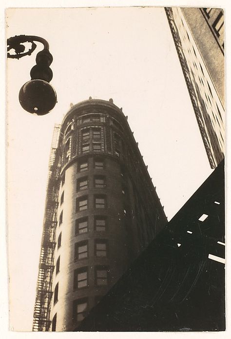 Walker Evans - Flatiron Building, From Below, New York City (1928-'30) Buildings From Below, Walker Evans Photography, Joel Meyerowitz, American Photography, Berenice Abbott, Walker Evans, Classic Photography, Gordon Parks, Flatiron Building