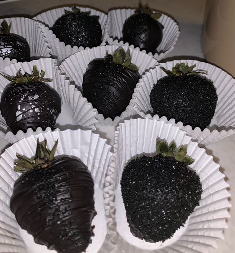 All Black Party, Black Dessert, Black Party Decorations, 30th Birthday Themes, Black Strawberry, 20th Birthday Party, Bday Party Theme, Black Food, 18th Birthday Party