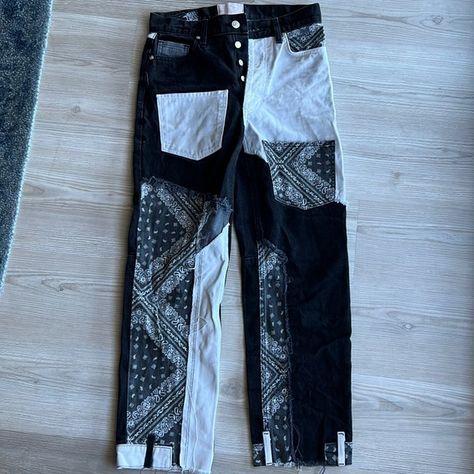 Revice Denim black & white bandana patchwork jeans, fraying is intentional! Bandana Patchwork Jeans, Patchwork Jeans Street Style, Bandana Jeans, Revice Denim, White Bandana, Black Mom Jeans, Patchwork Jeans, Upcycle Clothes, Black Denim