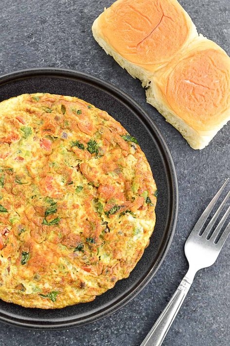 An Indian Masala Omelette recipe which flavors the egg omelette with Indian spices, vegetables, herbs, and cheese, to make it delicious and fluffy. #omelette #eggomelette #masalaomelette #indianmasalaomelette #indianomelette #indianeggrecipes #indianbreakfast #indianbreakfastrecipes #indianbreakfastideas #eggrecipes #breakfastrecipes #eggsforbreakfast Eggless Omelette, Spicy Omelette, Asian Egg Omelette, Pakistani Omelette, Egg Omelette Recipe, Masala Omelette Indian Style, Egg Recipes Indian, Masala Omelette, Fluffy Omelette