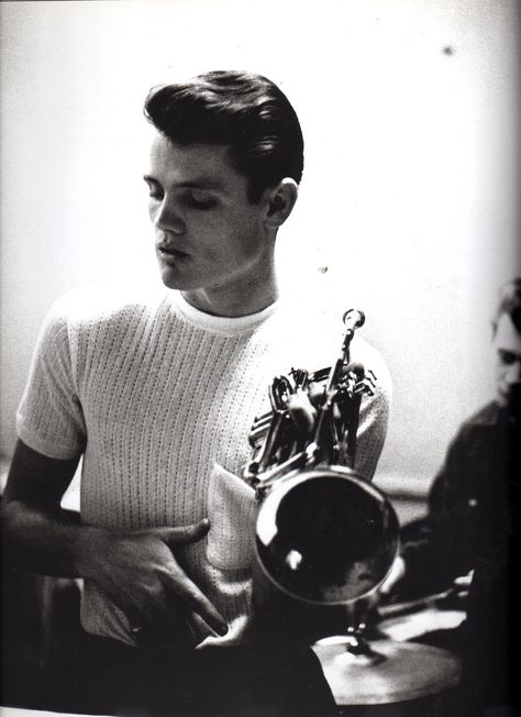 Young Chet Baker playing the saxophone, jazz legend and babe of my soul. William Claxton, Astrud Gilberto, Arte Jazz, Chet Baker, Photo Star, Free Jazz, Delta Blues, Duke Ellington, Jazz Artists