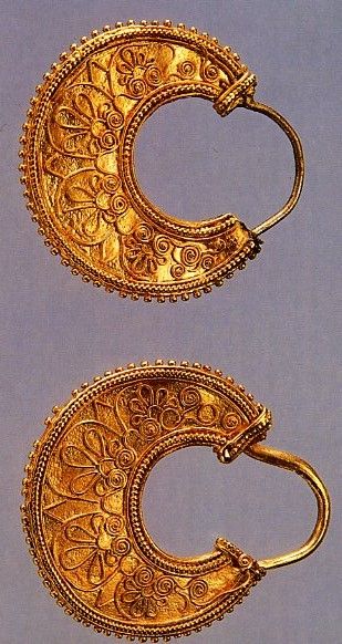 Greek Gold Hoop Earrings Ancient Greek Jewelry, Ancient Jewels, Twist Hoop Earrings, Ancient Jewellery, Medieval Jewelry, Greek Jewelry, Hoop Earrings Gold, Ancient Jewelry, Metal Earrings