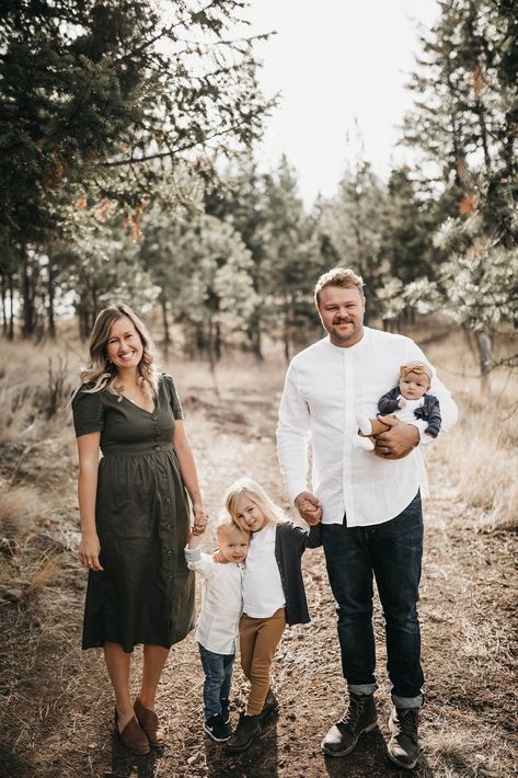 Family Of 5 Picture Ideas, Three Family, Family Photos With Baby, Family Photoshoot Poses, Photographer Lifestyle, Fall Family Photo Outfits, Family Portrait Poses, Family Photoshoot Outfits, Family Picture Poses