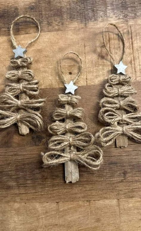 Driftwood Trunk, Driftwood Tree, Handmade Christmas Crafts, Holiday Crafts Christmas, Christmas Ornaments Homemade, Christmas Ornament Crafts, Vintage Diy, Christmas Crafts Decorations, Christmas Wreaths Diy