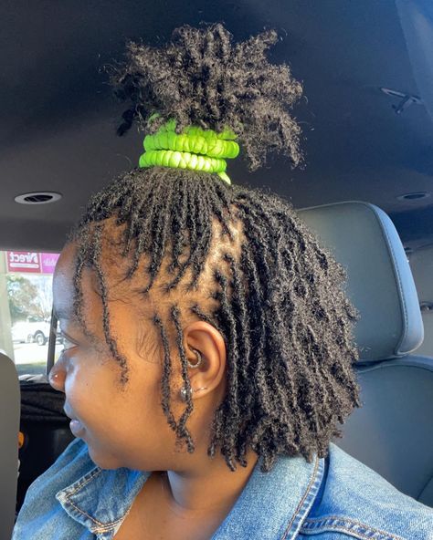 Micro Locs Starter Short, Pineapple Locs, Blonde Microlocs, Loc Pineapple, Mirco Locs, Short Microlocs, Microloc Journey, Pineapple Hairstyle, Hair Tea