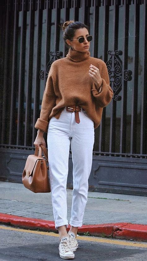 Witte Jeans Outfit, Pretty Winter Outfits, White Pants Outfit, Look Jean, White Jeans Outfit, Skandinavian Fashion, Outfit Chic, Chic Fall Outfits, Pants Brown