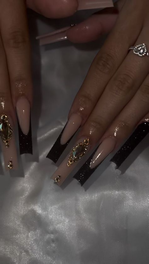 Med Nails Square, Black And Gold Long Acrylic Nails, Black Dress And Gold Jewelry, Long Nails For Prom, Xl Black French Tip Nails, Nails That Goes With Black Dress, Black Acrylic Prom Nails, Black And Gold Nails Quince, Black Acrylic Nail Designs Prom