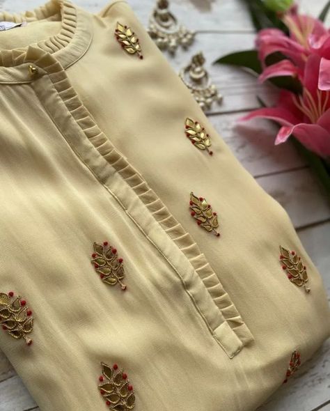 Unique neck design for eid, latest galaa design for Pakistani dressing girls Kurta Styling, Unique Neck Design, Label Kanupriya, Churidar Neck Designs, Kurti Sleeves Design, New Kurti Designs, Simple Kurta Designs, Designer Kurti Patterns, Simple Kurti Designs