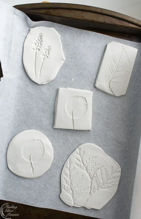 Baking pressed clay botanical art - How to Make DIY Botanical Art with Pressed Clay | Finding Silver Pennies #crafts #leaves #flowers #clay #art #botanicalart Pennies Crafts, Flowers Clay, Pressed Flowers Diy, Pressed Flower Crafts, Plant Crafts, How To Make Clay, Pottery Crafts, Art How, How To Make Diy