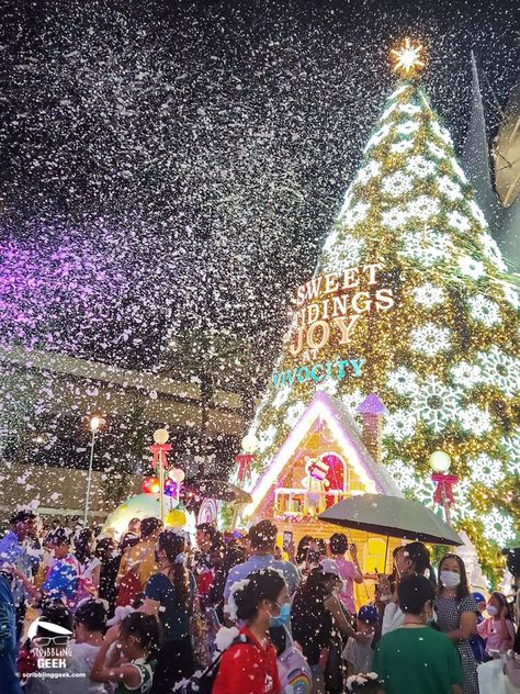 VivoCity Snow Display Show 2022 Singapore Christmas, Big Christmas Tree, Cozy At Home, Tree Inspiration, Artificial Snow, Christmas Tree Inspiration, Christmas Vibes, Christmas Goodies, Christmas Snow