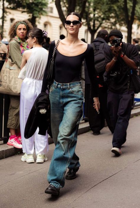 America Gonzalez, Akon Changkou, Maty Fall, Embellished Jackets, Outfits Paris, Vittoria Ceretti, Minimalist Street Style, Sparkly Accessories, Fashion Trend Forecast