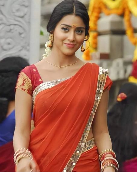 20 Amazing Pics of Shriya Saran in Saree Arabian Beauty Women, Designer Saree Blouse Patterns, Amazing Pics, Indian Attire, Fashion Attire, Beautiful Smile Women, Indian Beauty Saree, India Beauty, Beauty Face