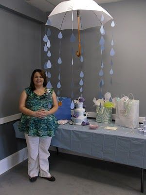 Baby shower decorations / Love the umbrella with rain drops so cute ! Fiesta Shower, Baby Shoes Diy, Boy Baby Shower Ideas, Diy Baby Shower Decorations, Boy Baby Shower Themes, Fiesta Baby Shower, Boy Decor, Shower Centerpieces, Baby Diy