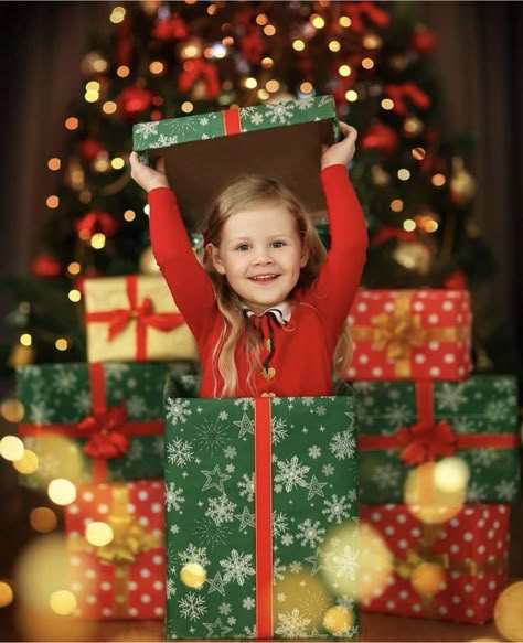 Xmas Picture Ideas, Toddler Christmas Photoshoot, Birthday Party Makeup, Toddler Christmas Pictures, Santa Claus Diy, Toddler Christmas Photos, Christmas Photoshoot Kids, Diy Christmas Photoshoot, Christmas Mini Shoot